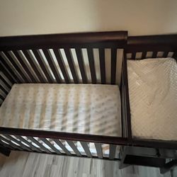 Baby Crib And Changing Table, Cuna Disponible En Buenas Condiciones 