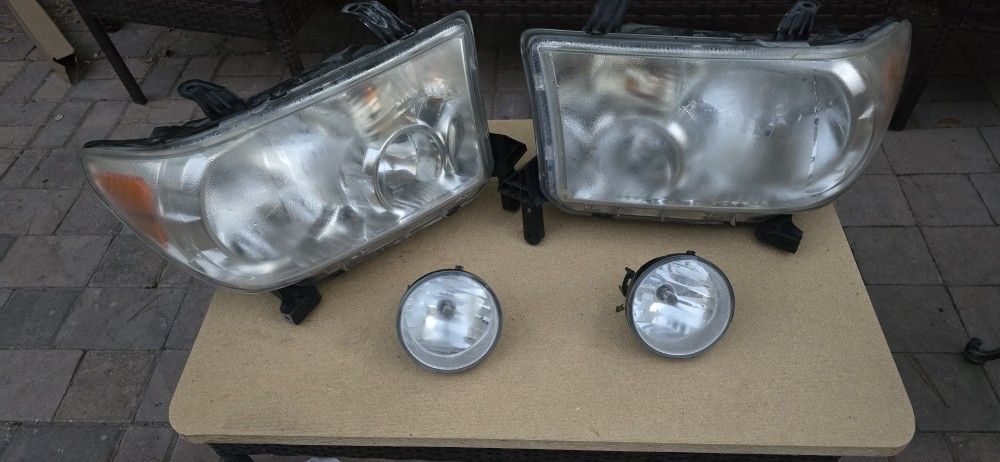 2010 Toyota Tundra Headlights