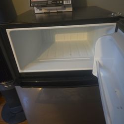 Mini fridge with freezer