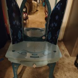 Frozen Make Up Vanity