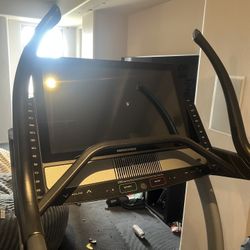 NordicTrack Commercial X32i Treadmill – 32” Screen – Incline Trainer