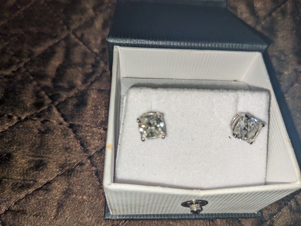 4 Carat Diamond Earrings Certified VSI-1 CLARITY G-H Color 