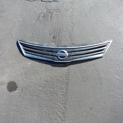 2010-2012 Nissan Versa Front Grille W/emblem OEM 