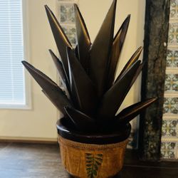 Handcrafted Metal Agave Plant in Decorative Pot – Stunning Home Decor Piece! 🌵