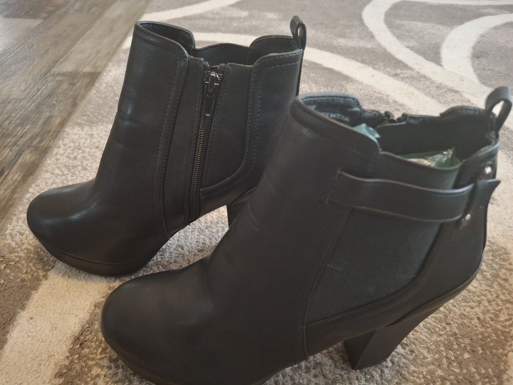 BOOTS SIZE 9 $10