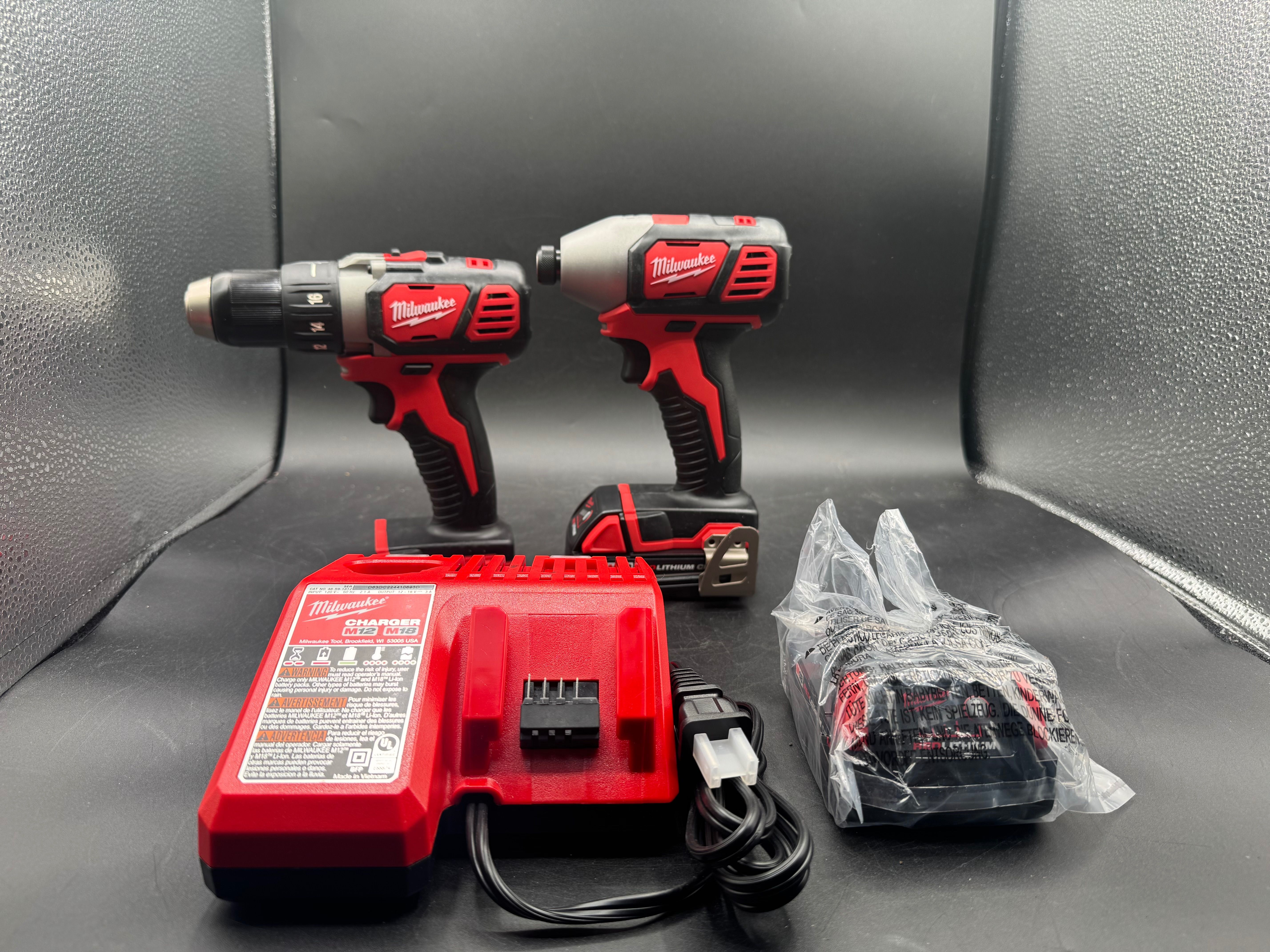 Milwaukee 2691-22 M18 18V Cordless Drill Driver & Impact Combo Kit w/ 2 Batterie