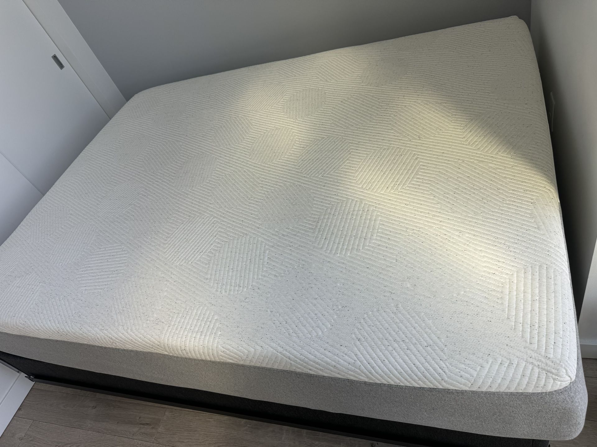Like New Casper Snow Hybrid Queen Mattress With Bed Frame And Foundation