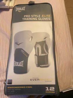 Boxing/training gloves