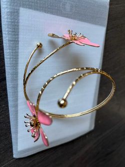 Flower Arm Cuff for Women, Adjustable Gold-Tone Upper Arm Bangle Bracelet with Pink Flower Boho Jewelry Gifts Armband for Beach Party