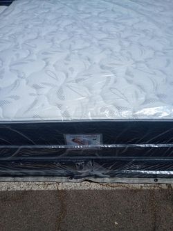 Brand new king size Pillowtop mattress and box spring free delivery depends on location