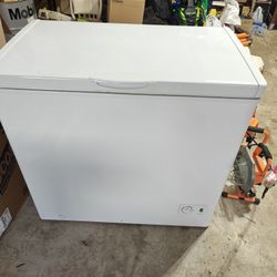 7 Cu Ft White Defrost Chest Freezer