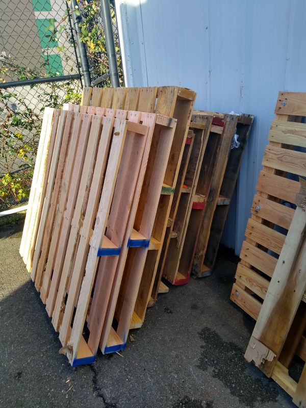 Free 9 wood pallets. Need someone that can get them all . for Sale in