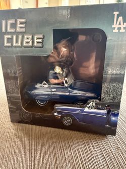Ice cube bobble head