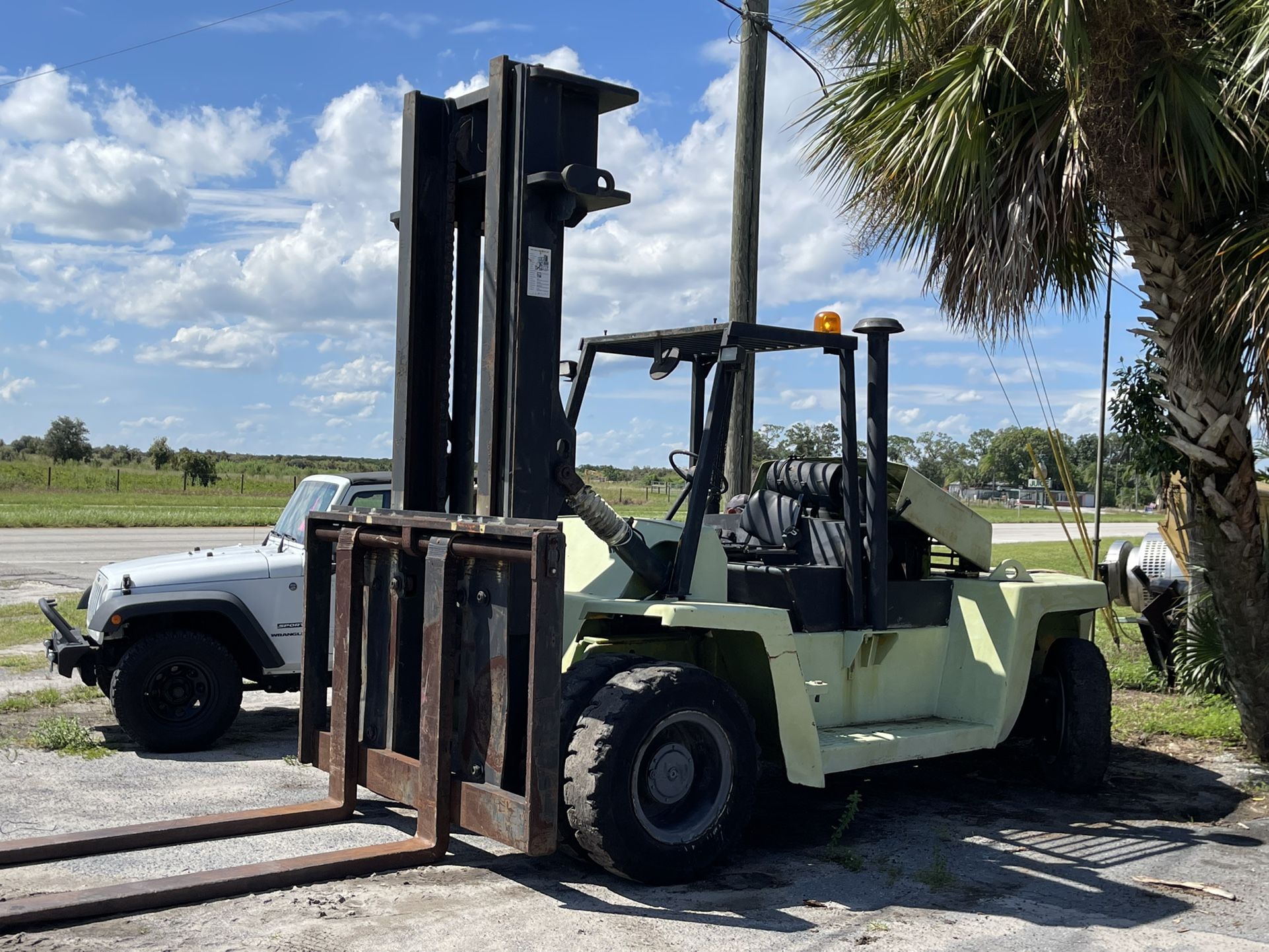 Forklift 36,000lbs  STRONG UNIT LOW HOURS !!!!