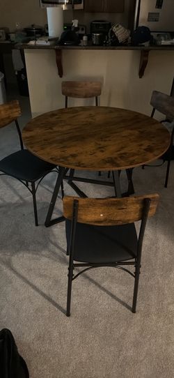 4 chair dinning room table.