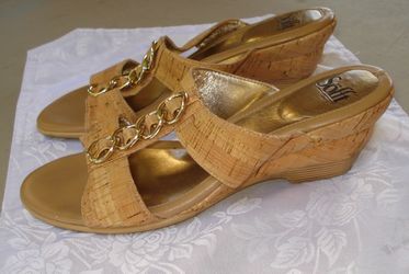 Söfft Cork Wedge Sandals with Gold Chain Detail!! Womens size 8M