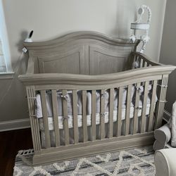 Like new wood crib that turns into toddler bed