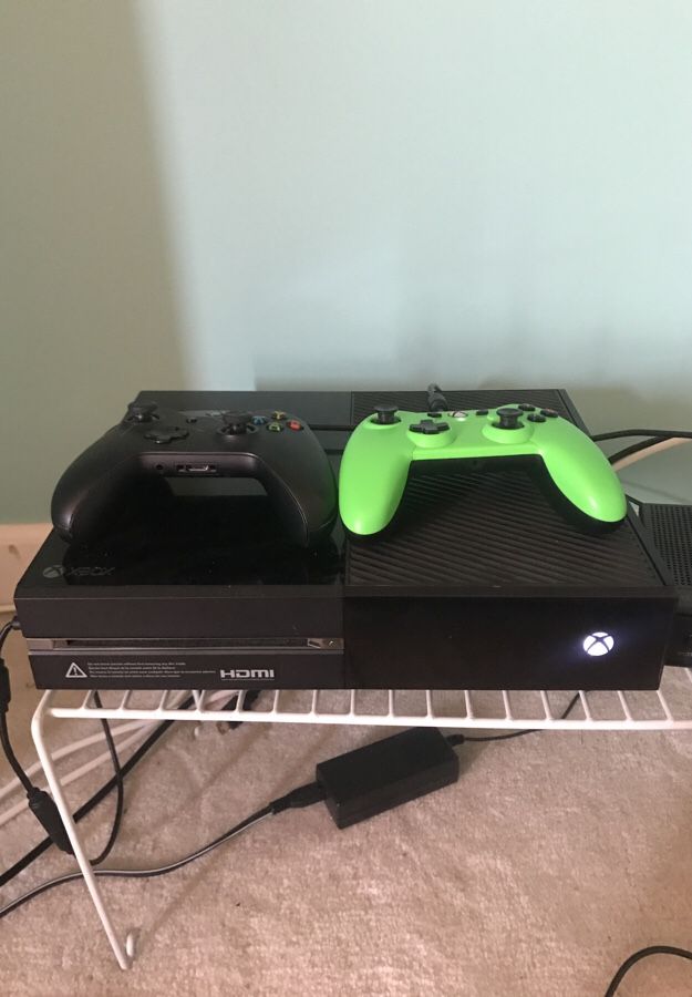 Xbox One (500GB) - 2 Controllers