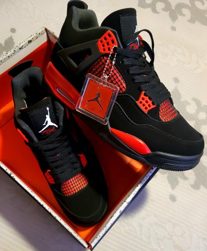 Air Jordan 4 Thunder Black And Red Never Been Wear Before Size 11