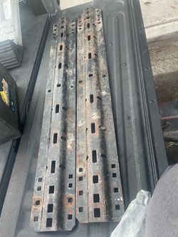 Fifth wheel rails