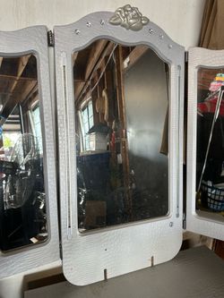 Silver vanity w lights