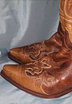 These Justin Western Boots in Whiskey Barrel, featuring intricate embroidery and a distinctive distressed leather finish.    
Made in Mexico 
Great co
