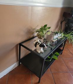 WOOD AND GLASS COFFEE TABLE WITH METAL EDGES.