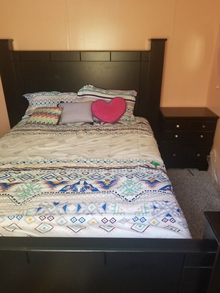 Complete Queen Bedroom Set
