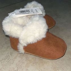 Old Navy Baby Girl’s Cozy Faux Fur Boots Moccasins / Shoes, Size 3-6 Months 