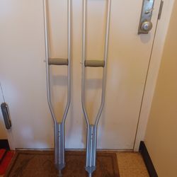 CRUTCHES LIKE NEW ONLY PICK UP 