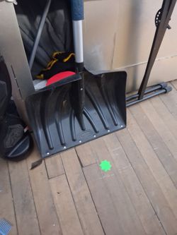 Snow shovel