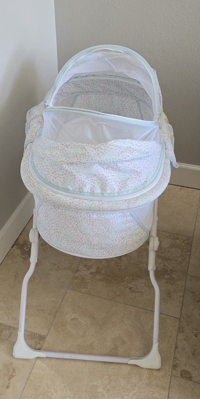 Portable Bassinet With Screen