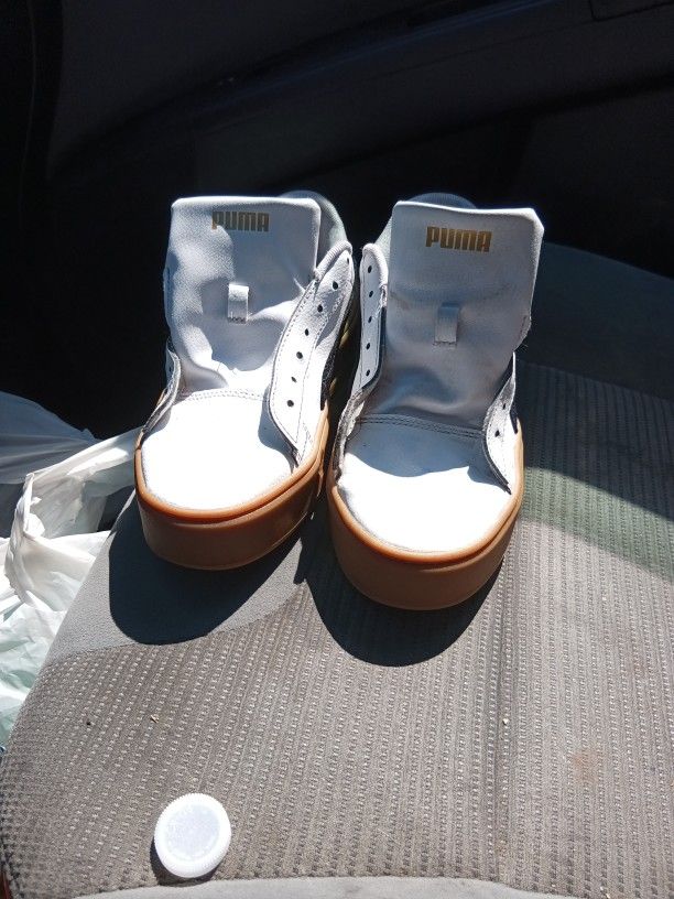Pair Of Pumas Size 7.5 US Almost New