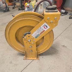 Heavy duty self retracting hose reel with hose