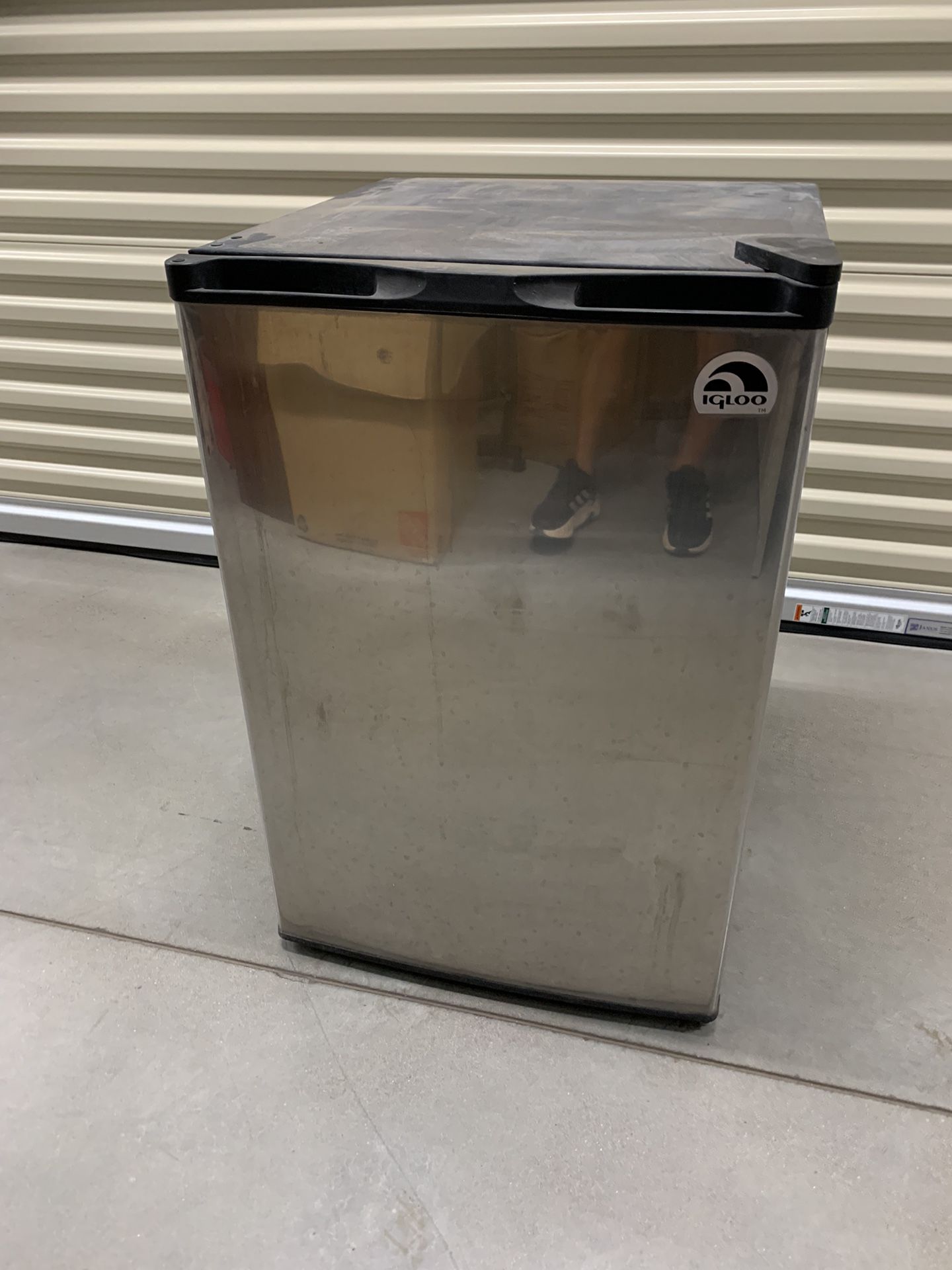 Igloo FR465 4.6 Cu Ft Stainless Steel Bar Refrigerator for Sale in Chandler, AZ OfferUp