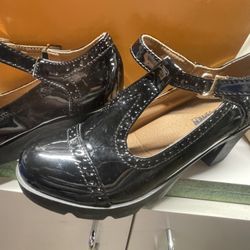 $10 - 8.5 Woman Black Molly-Type Shoe. 