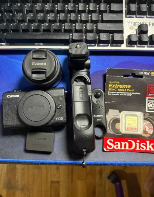 CANON M200 Mirrorless Digital Camera Content Creator Kit