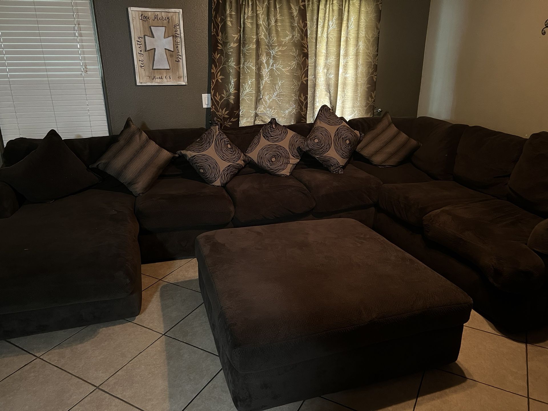 Sectional Couches With Ottoman