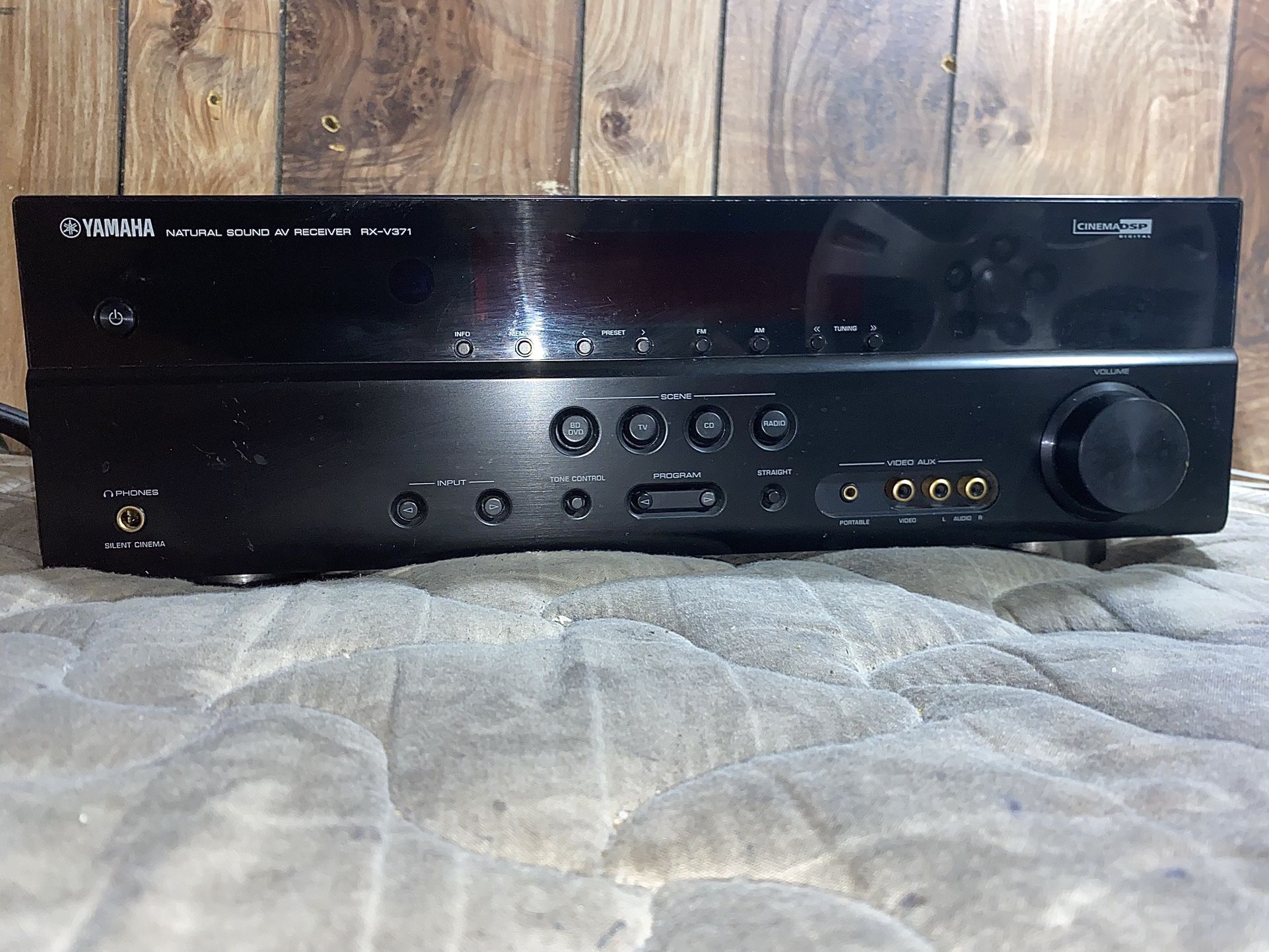 Yamaha RX-V371 Home Theater Receiver Ampli-Tuner (3D Ready/Excellent Condition/$50)