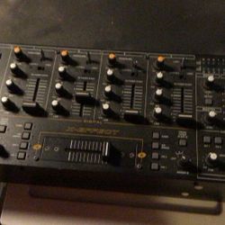 DJ mixer
