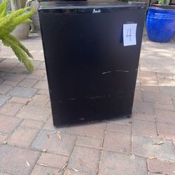 Mini Fridge (Black) - Avanti (4)
