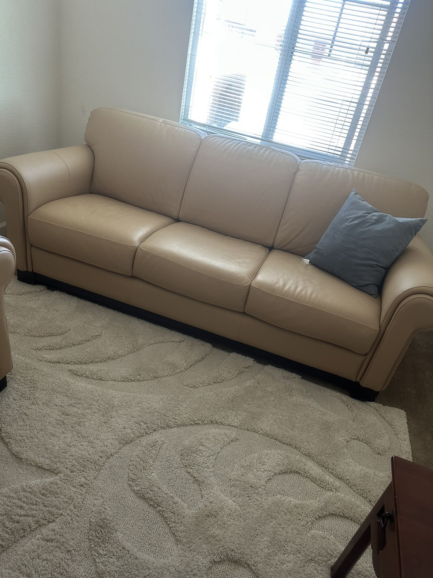New -3 Piece Italian Leather Sofa Set.