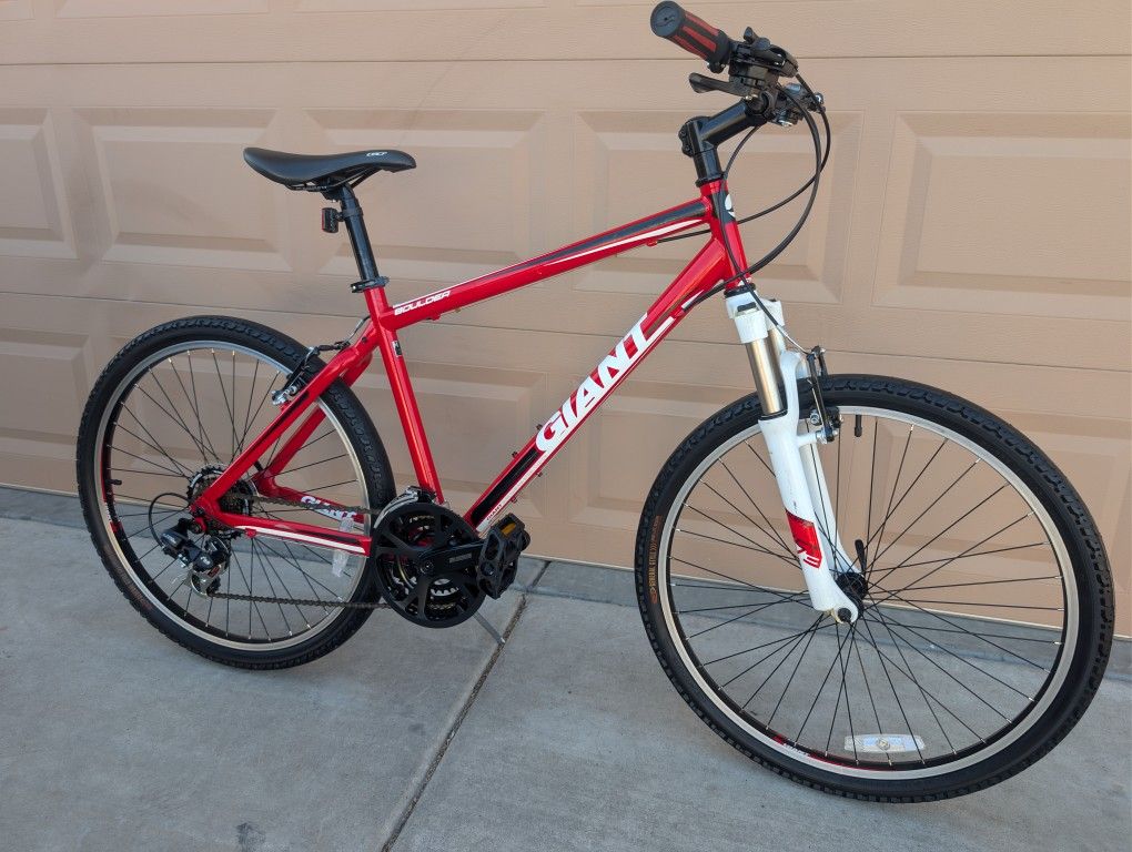 26*x2.0. GIANT BOULDER MENS MOUNTAIN BIKE. (M).18". LIKE NEW WITH FRESHLY TUNE UP 👌🏼