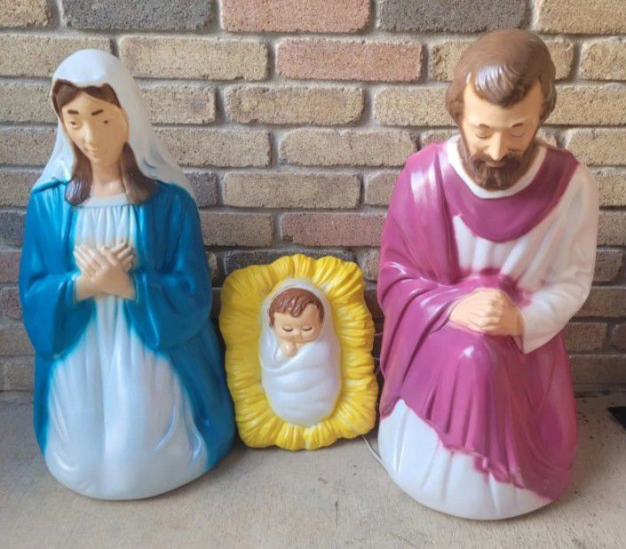 Christmas Nativiy Set, 3 Pieces Set, The Holy Family, Virgen Mary, Joseph and Baby Jesus, Qualiry and Craftmanship, Retired Set, Great Condition.