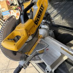 Dewalt 15 Amp Corded 12 in. Double-Bevel Compound Miter Saw