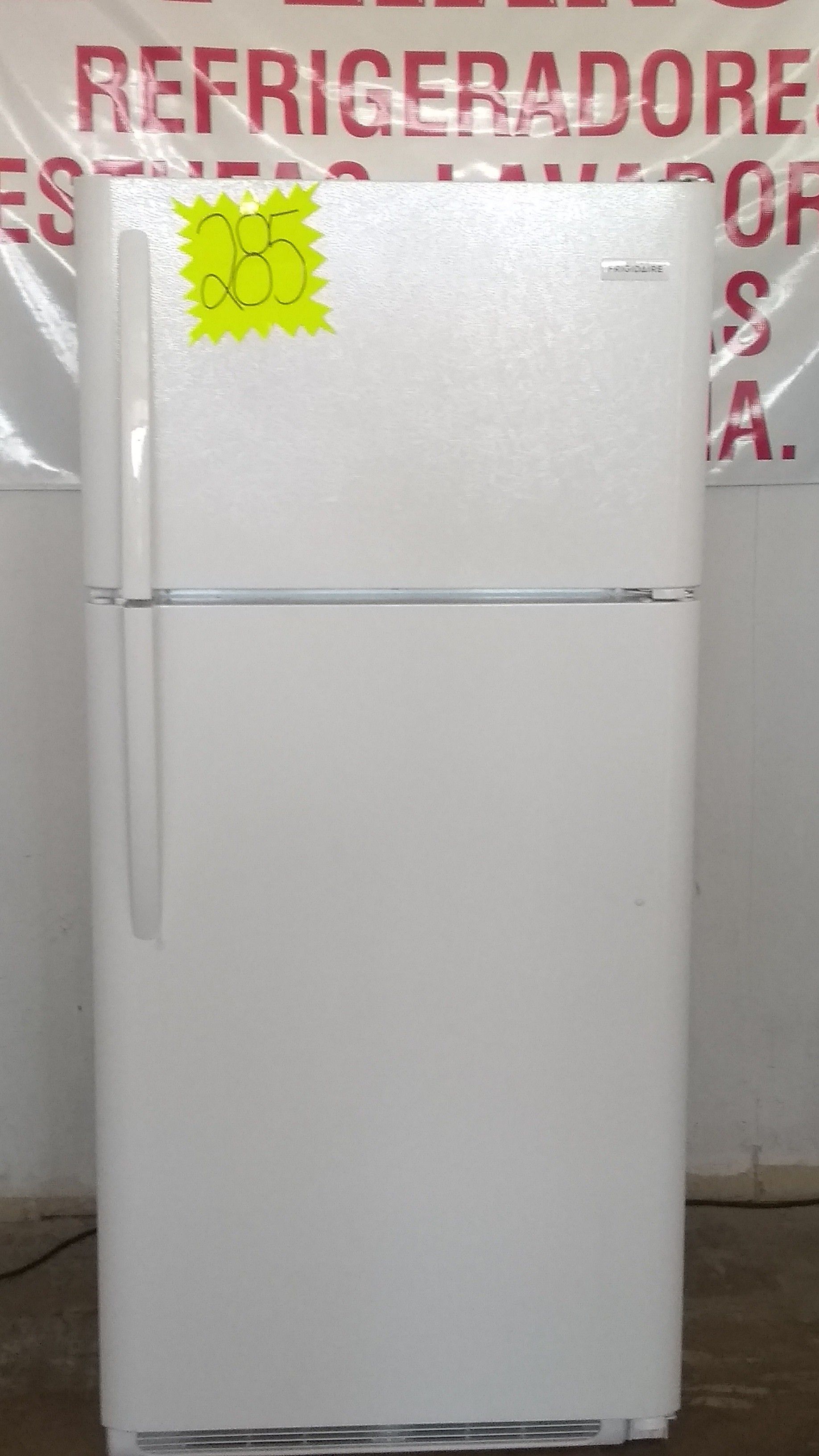 NEW. NUEVO REFRIGERADOR FRIGIDAIRE WHITE TOP AND BOTTOM 18 CU FT..