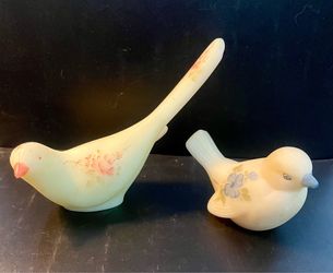 Beautiful pair of vintage Fenton Art Glass birds