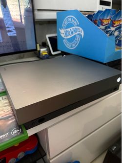 Xbox One x 1tb 3 games limited edition