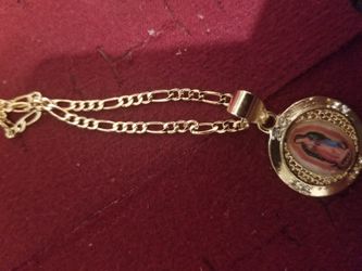 Cadena con dige de la Virgen de Guadalupe de oro laminado