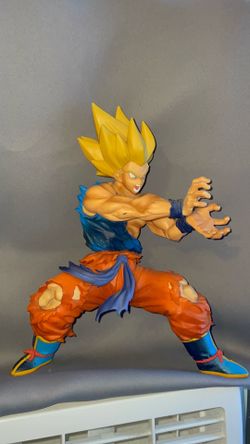 Super saiyan son goku statue